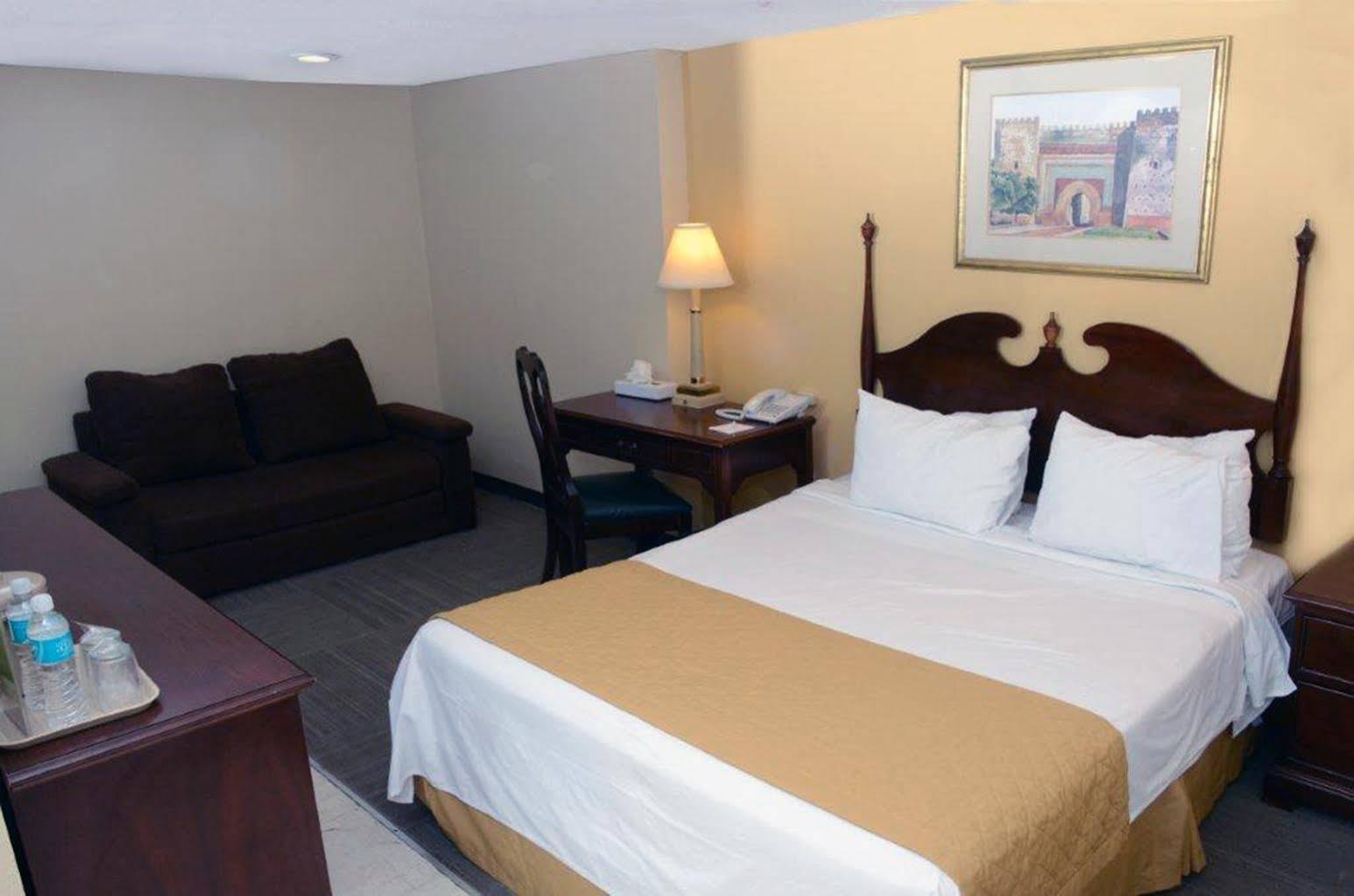 Hotel Plaza Calzada Monterrey Eksteriør billede